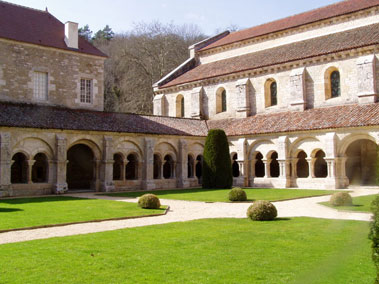 Le cloître de l'abbaye cistercienne de Fontenay, fondée en 1119 par Bernard de Clairvaux.