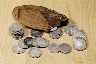 Die an der Obergasse 1 in der Altstadt von Winterthur gefundene Geldbörse mit den 30 Silbermünzen in einer neueren Aufnahme. (Münzkabinett Winterthur)